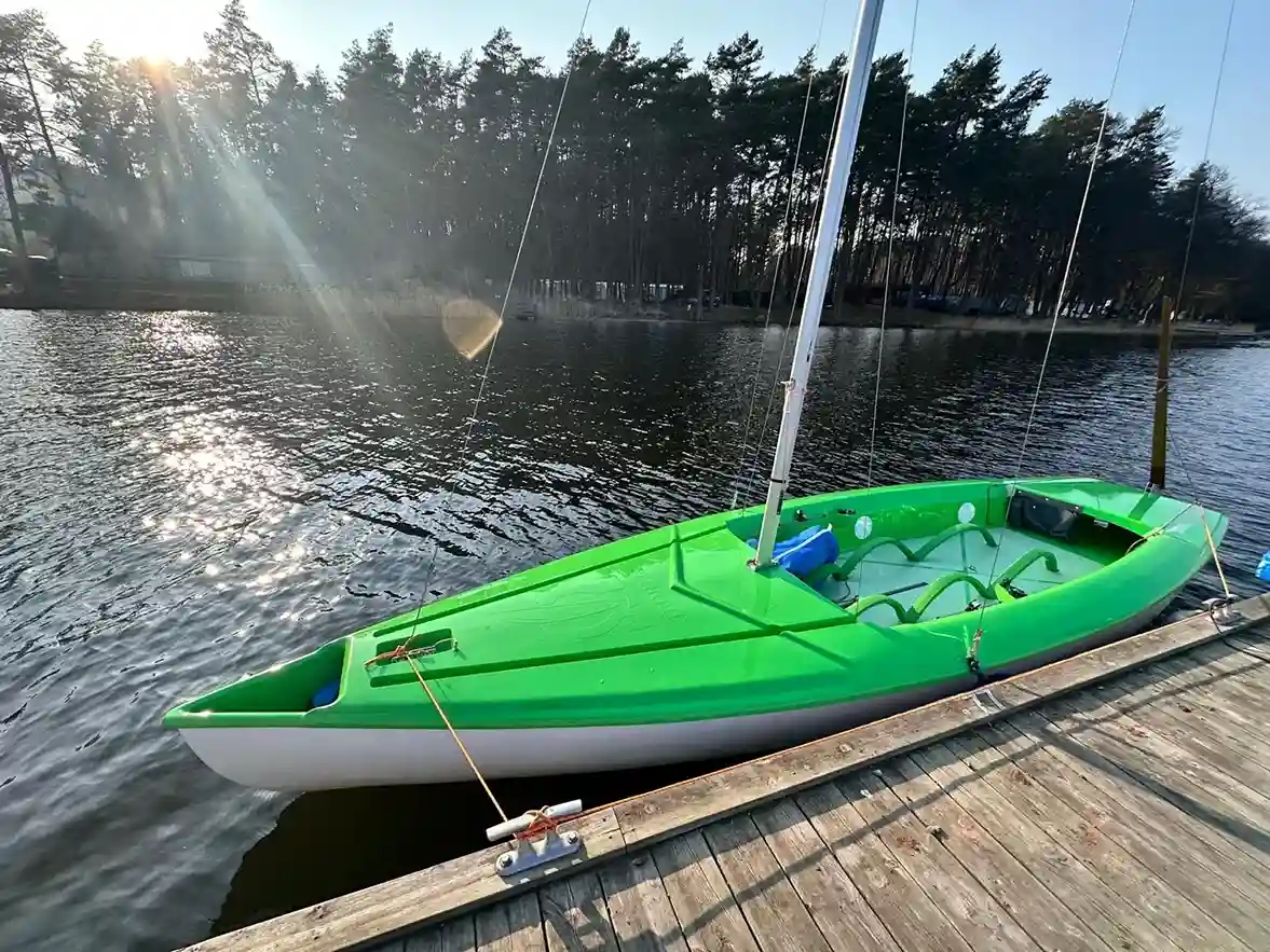 Sportowy jacht klasy Omega pod żaglami na Mazurach